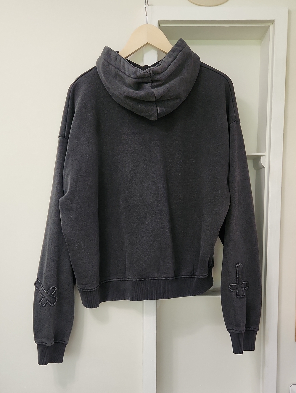 Daisy Street Black Cross Patch Cropped Hoodie Pullover Size XS OVERSIZED - Picture 6 of 15